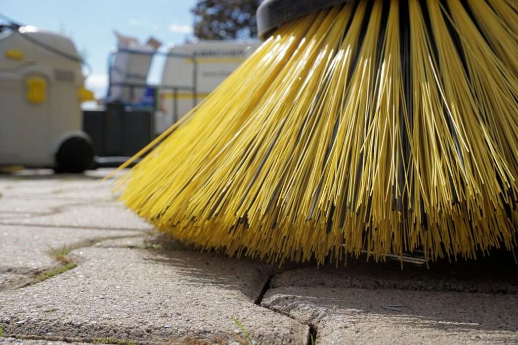 sweeper 1687444 1280 1024x682 - Kehrdienste für Kommunen: Wie Sie die Sauberkeit Ihrer Stadt effizient gewährleisten